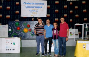 El director del centro D. Eugenio Ruiz y los incombustibles e imaginativos profesores Elena y Jesús, junto con un miembro del equipo de Encuentros